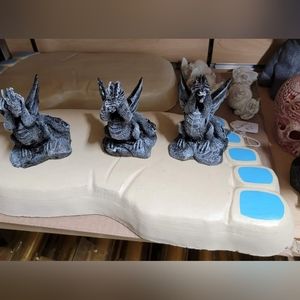 Wise dragons (cement)